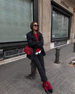 Look com tricô vermelho e meias vermelhas