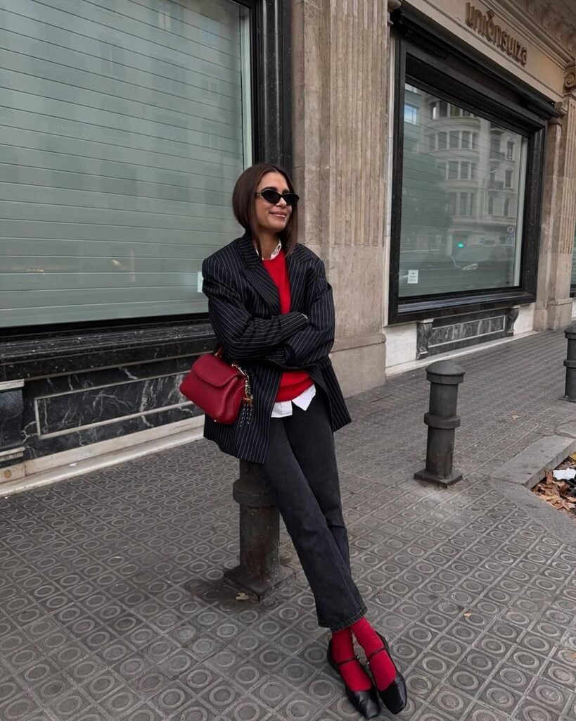 Look com tricô vermelho e meias vermelhas