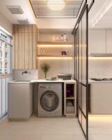 Lavanderia em tons neutros com armário aéreo ripado e prateleiras com luz de led