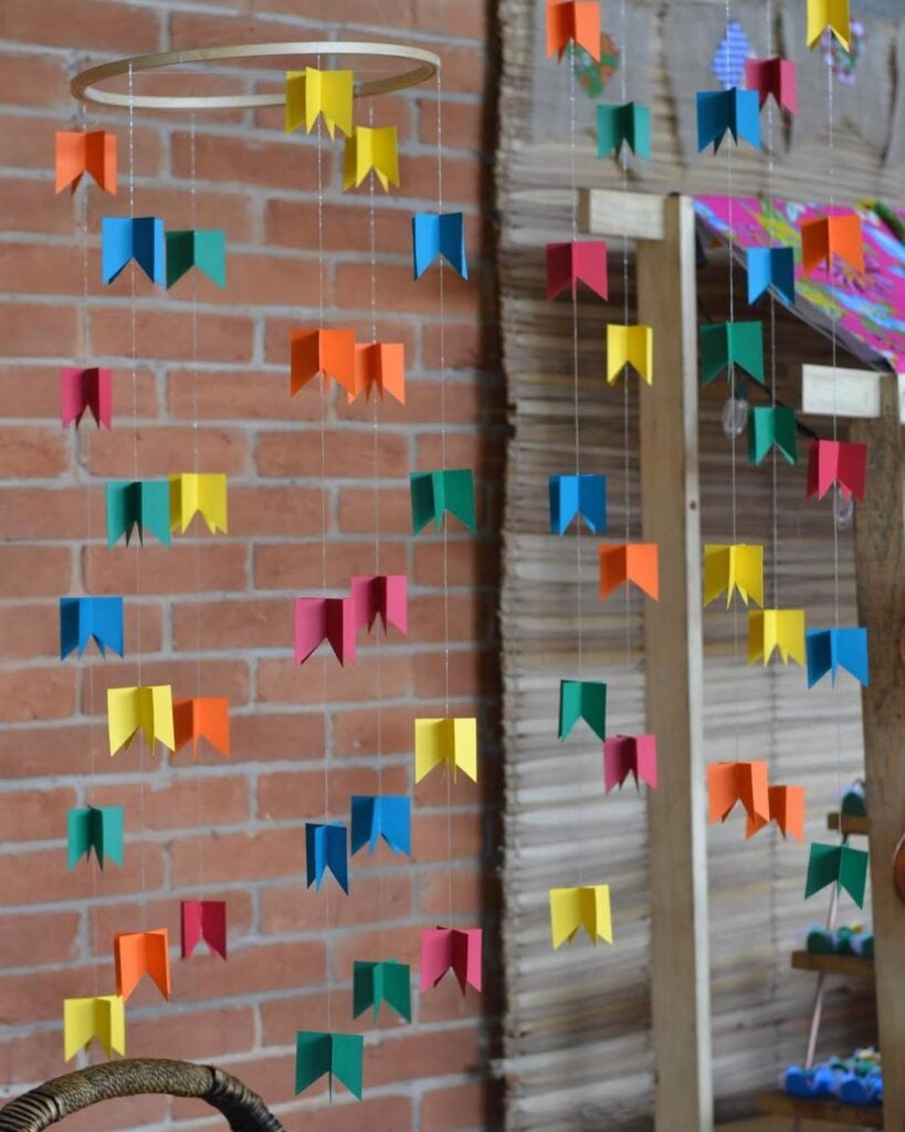 Bandeirinhas de papel colorido penduradas em móbile