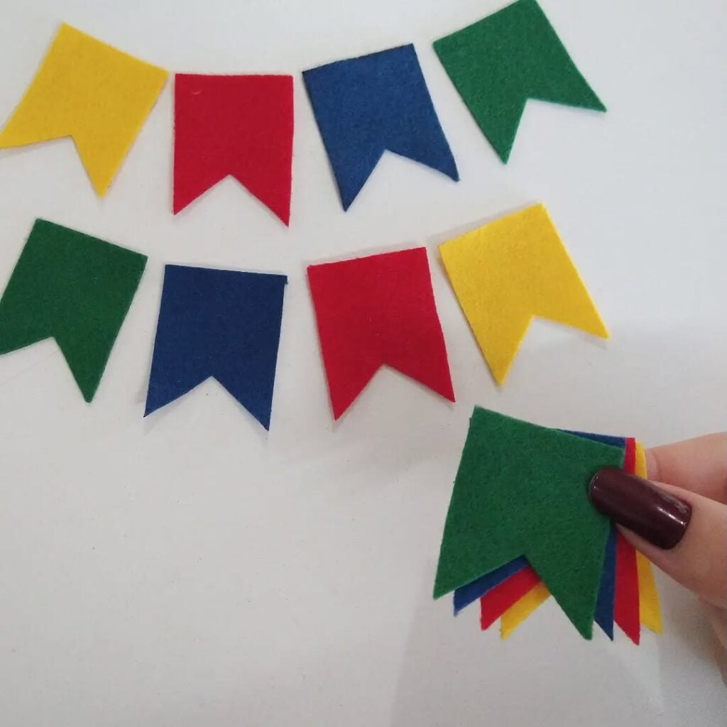 Mini bandeirinhas juninas coloridas de feltro