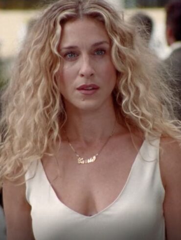 Carrie Bradshaw, com vestido branco e cabelo loiro cacheado