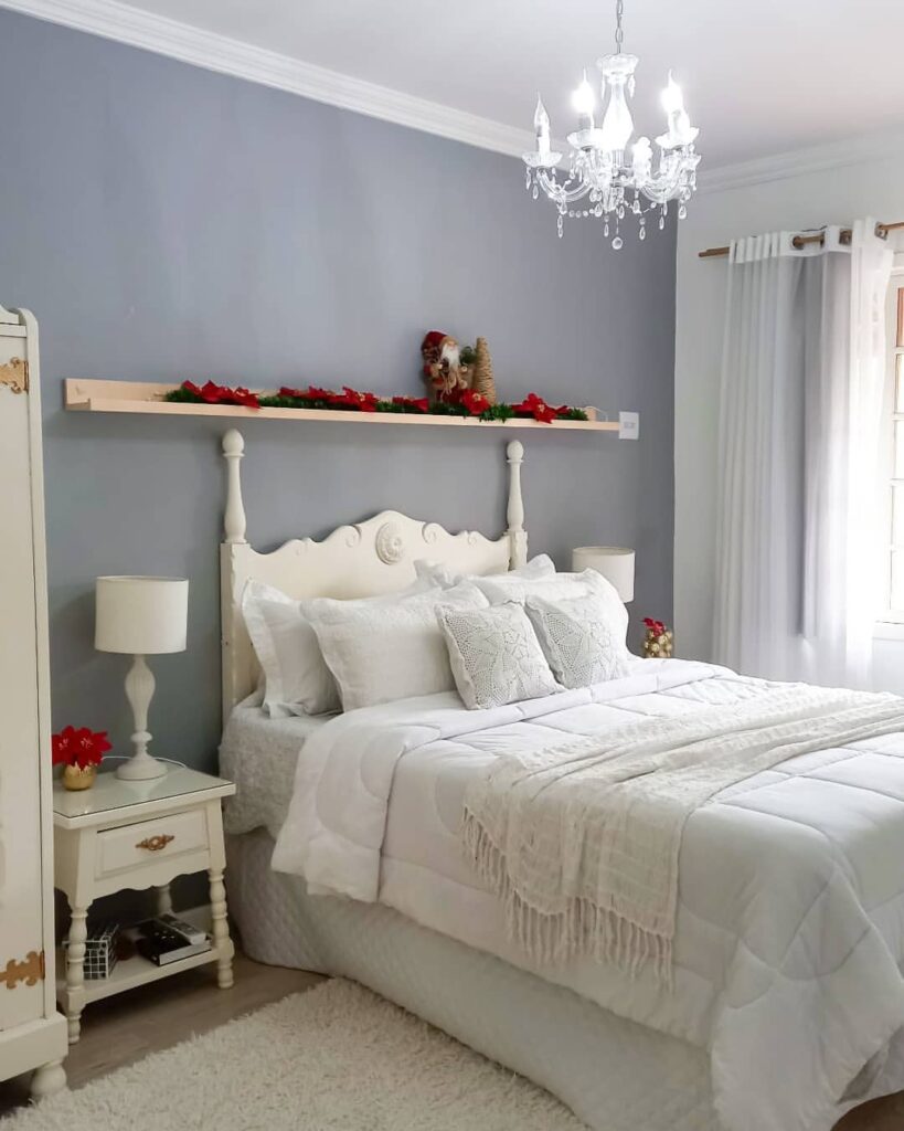 Quarto com parede cinza, cama com cabeceira ornamentada e cama posta brranca