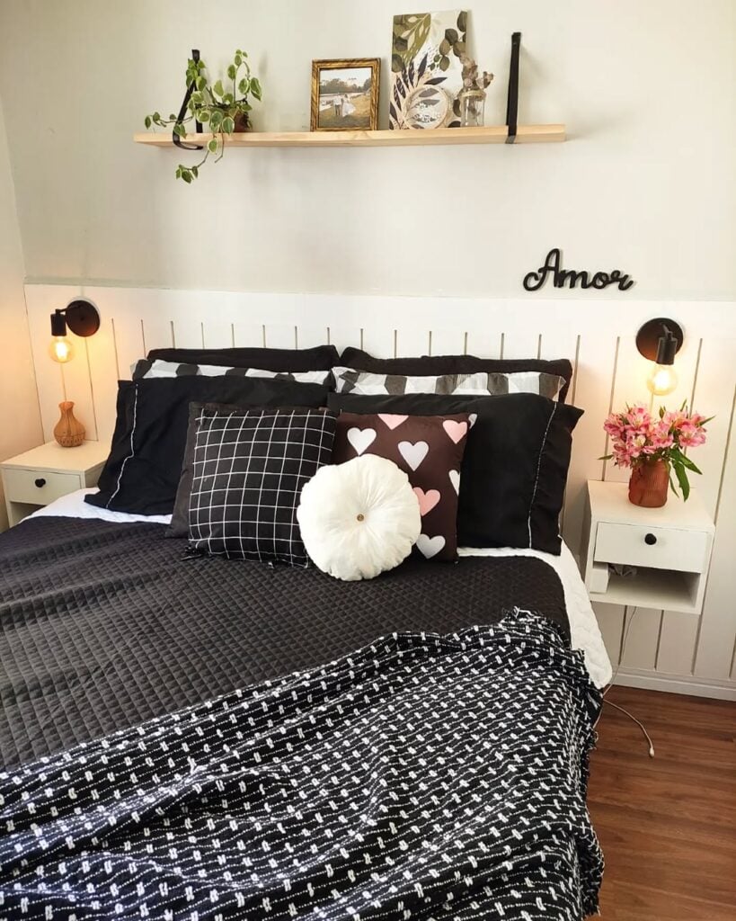 Quarto com cabeceira branca em lambri e cama posta em preto e branco