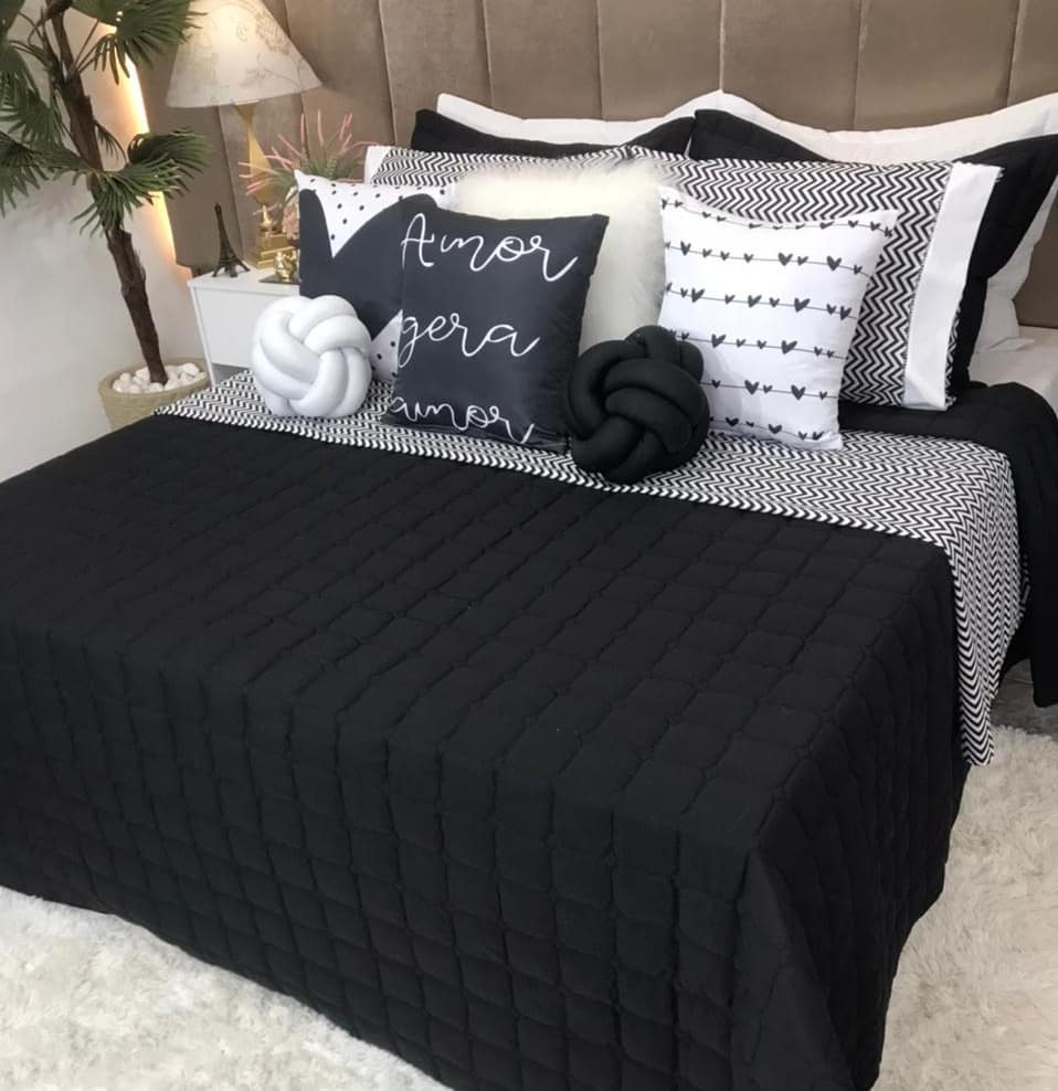 Cabeceira em tom de marrom aveludado, com cama posta em preto e branco