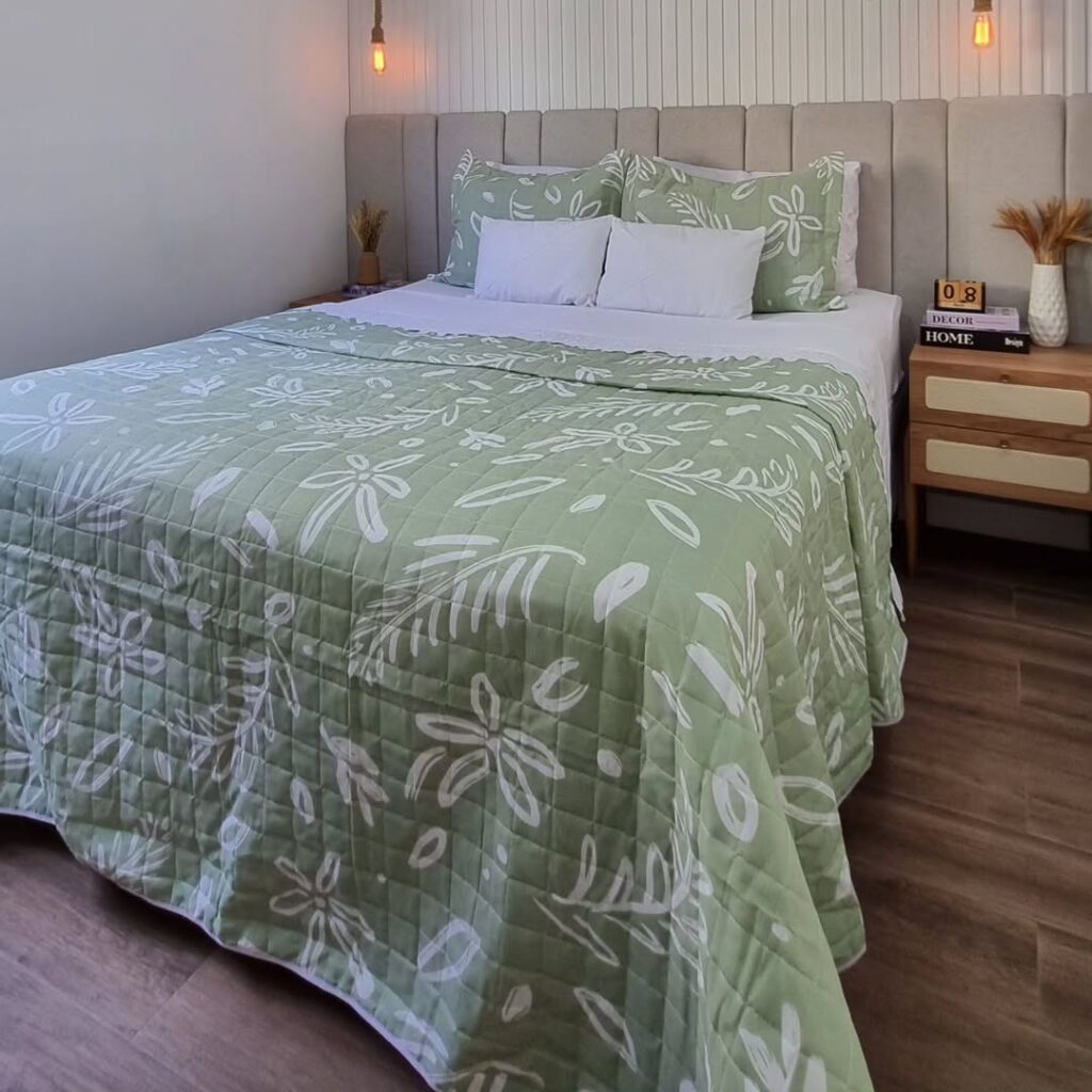Cama posta verde e cabeceira estofada cinza