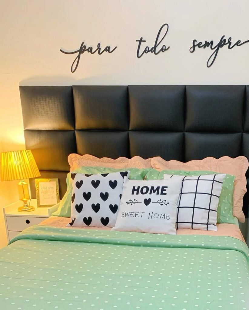 Cama posta em verde, branco e rosa e cabeceira estofada preta