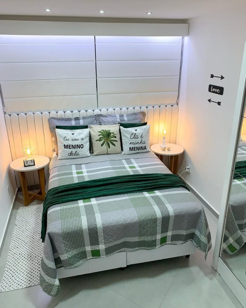 Quarto branco com cabeceira branca e roupa de cama em tons de verde