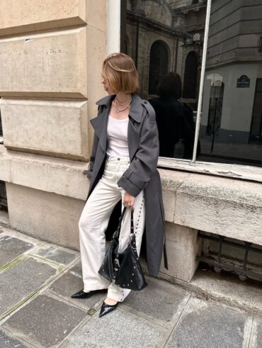 Mulher jovem com casaco longo cinza