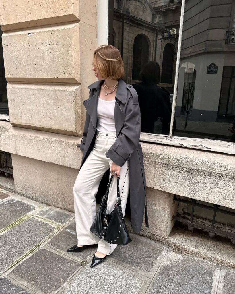 Mulher jovem com casaco longo cinza