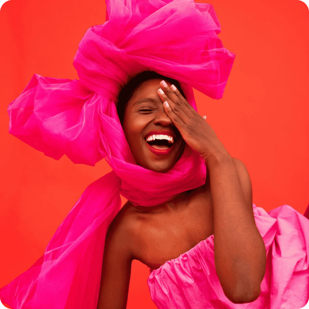 Foto do Concurso do Pinterest "Meu Estilo" com mulher preta com vestido bufante rosa e laço gigante rosa na cabeça