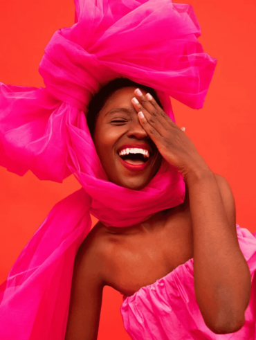 Foto do Concurso do Pinterest "Meu Estilo" com mulher preta com vestido bufante rosa e laço gigante rosa na cabeça