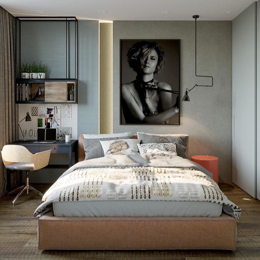 Quarto de casal com escrivaninha ao lado da cama e quadro em preto e branco acima da cabeceira