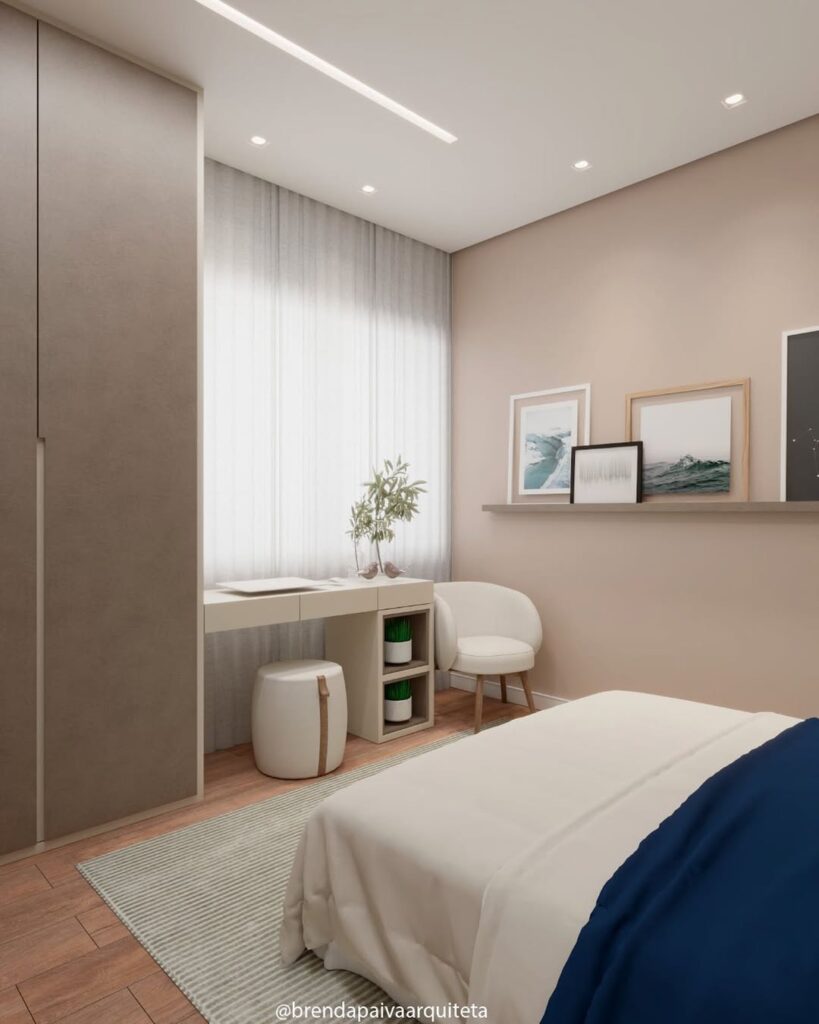 Quarto de casal com escrivaninha de linhas retas próximo à janela