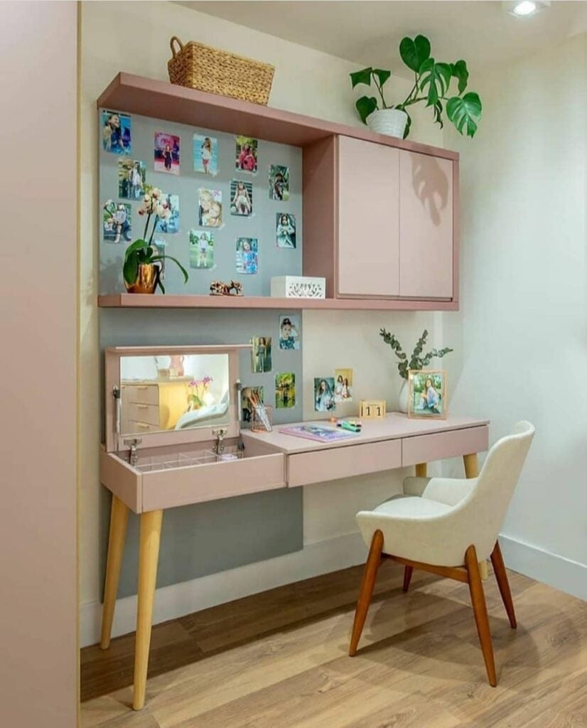 Quarto com escrivaninha e penteadeira rosa com poltrona estofada em branco