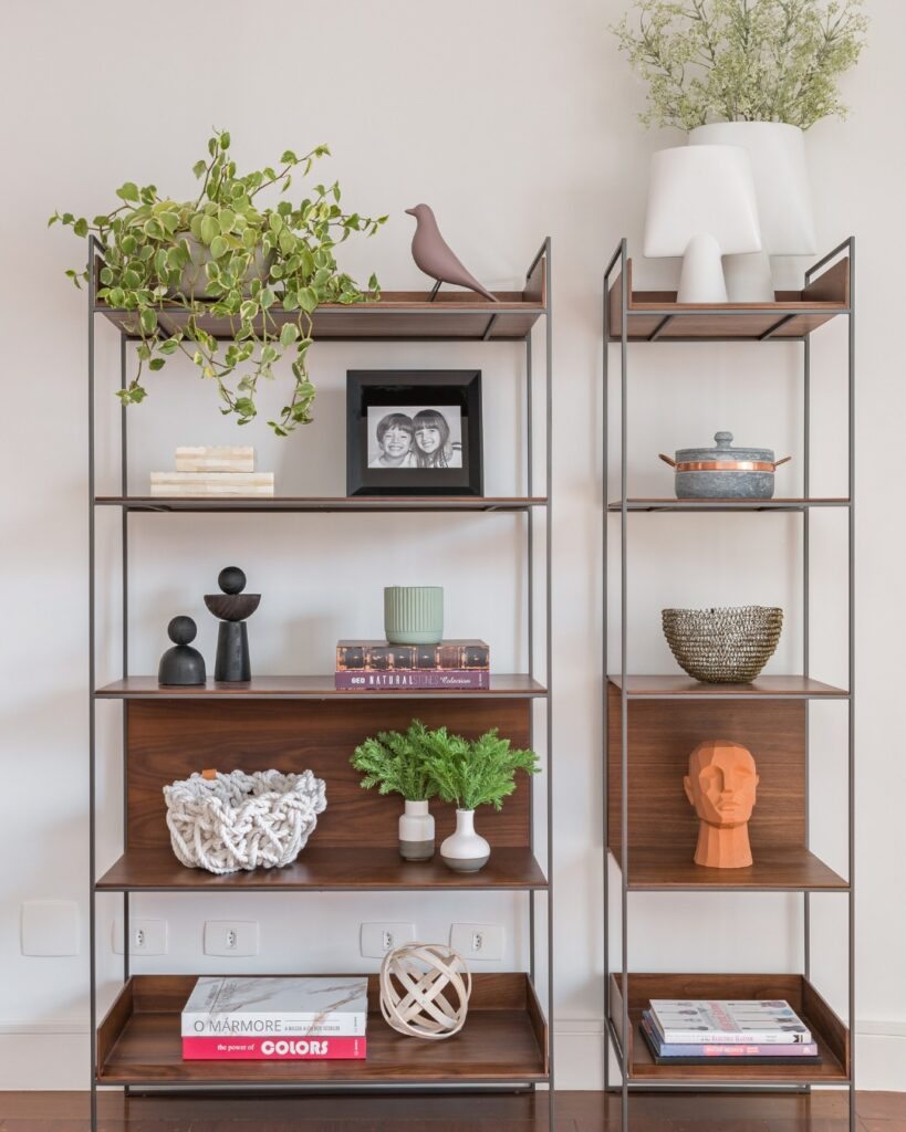 Estante de metal com objetos decorativos e plantas