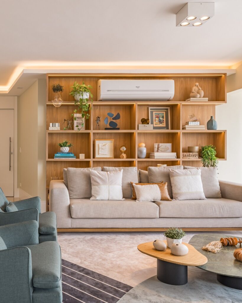 Sala de estar com sofá claro e estante de madeira