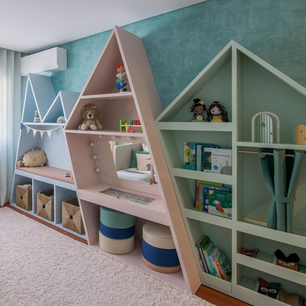 Estante com design diferente em quarto infantil