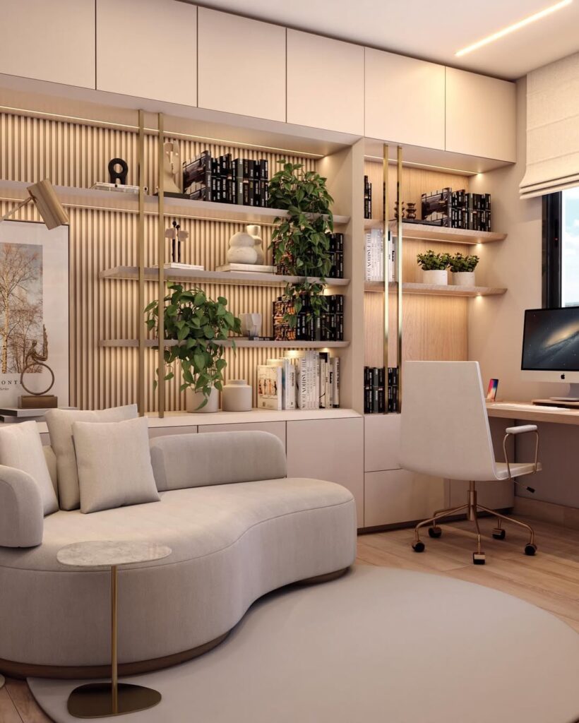 Sala de estar com estante em madeira e metal dourado