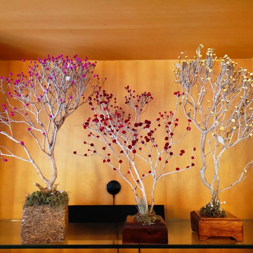 Arranjos com galhos secos com florzinhas