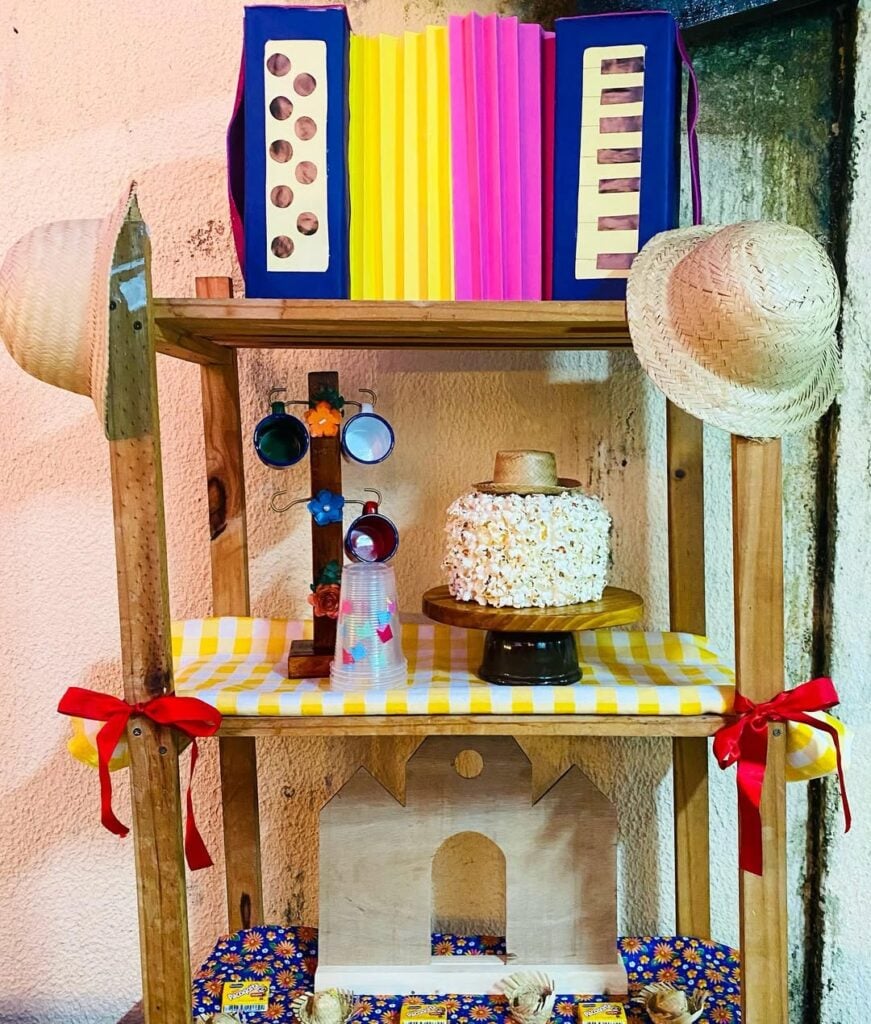 Inspiração de decoração com bolo fake para festa em casa de São João