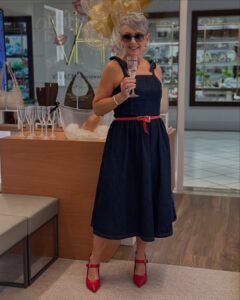 Mulher branca, de 60 anos, com corte de cabelo curto no estilo pixie