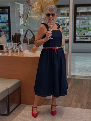 Mulher branca, de 60 anos, com corte de cabelo curto no estilo pixie