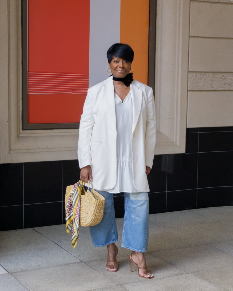 Mulher negra, de 60 anos, com corte de cabelo curto no estilo bixie