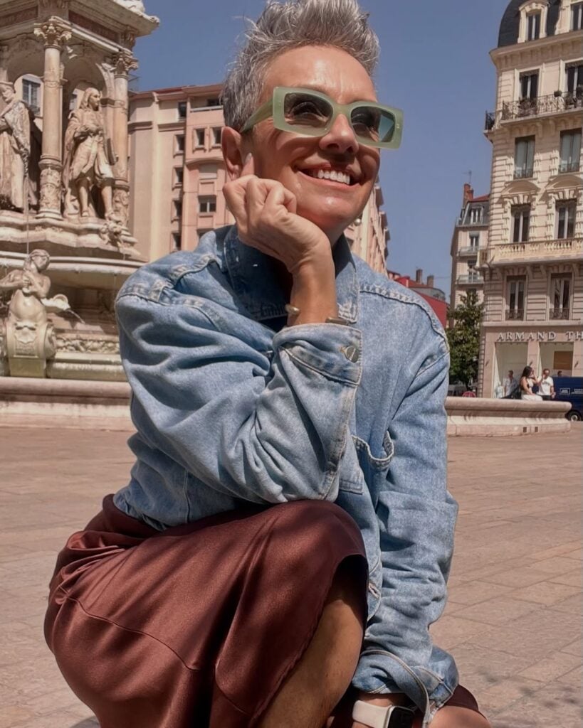 Mulher branca, de 60 anos, com corte de cabelo curto no estilo pixie