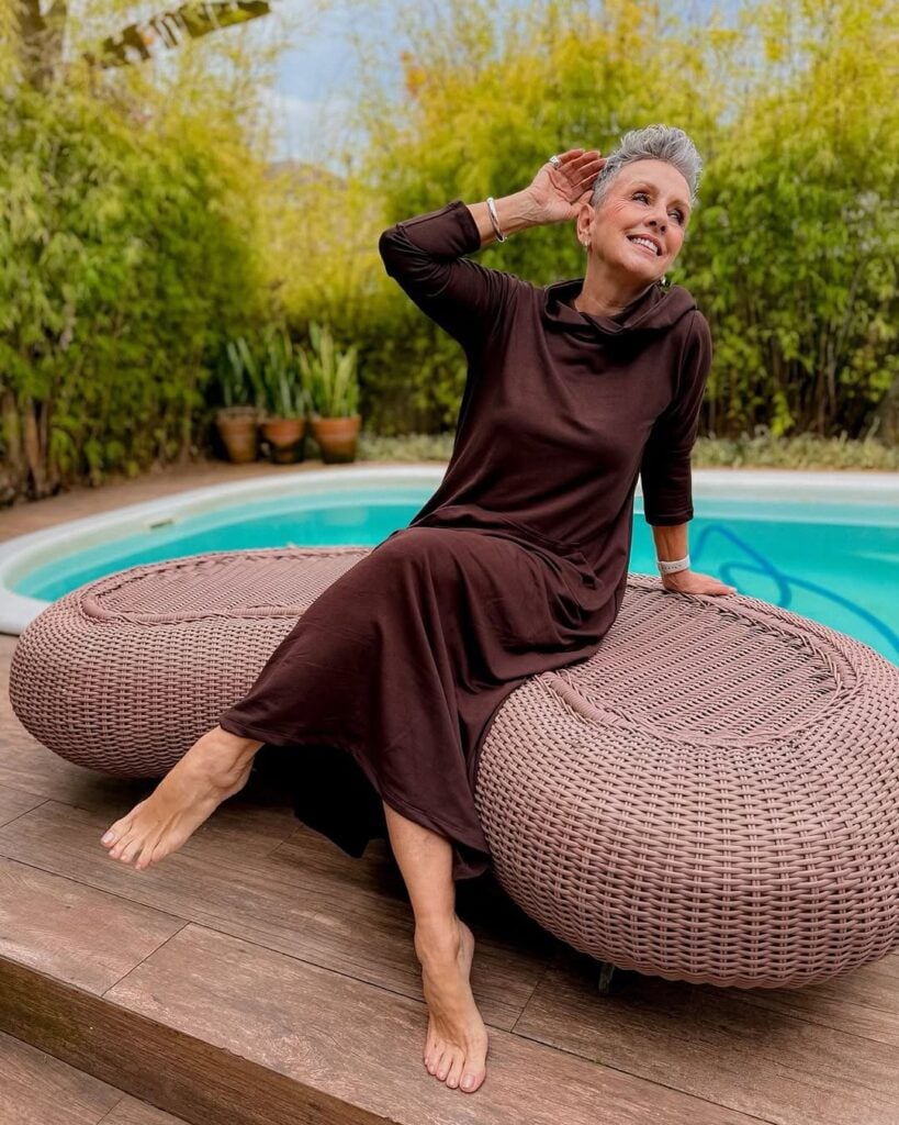 Mulher branca, de 60 anos, com corte de cabelo curto no estilo pixie