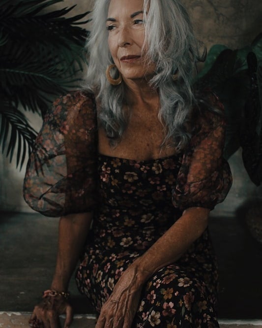 Mulher branca, de 60 anos, com corte de cabelo médio no estilo