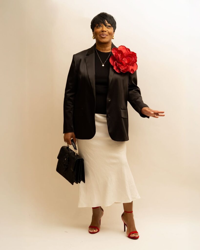 Mulher negra, de 60 anos, com corte de cabelo curto no estilo bixie