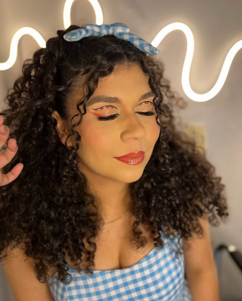 Inspiração de penteado para cabelo cacheado para o São João