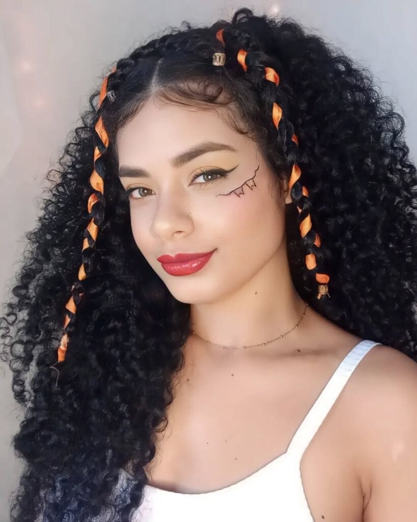 Penteado de São João para cabelo cacheado