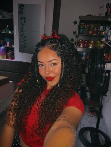 Inspiração de penteado para cabelo cacheado para o São João