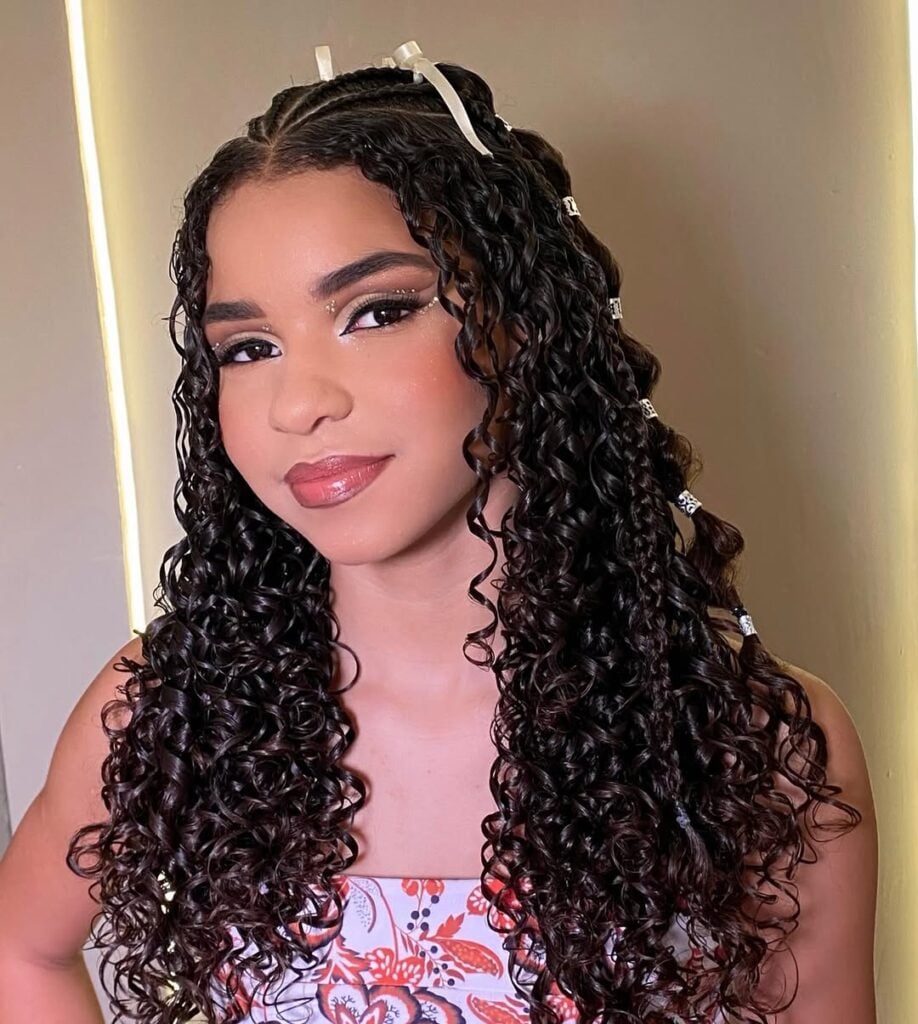 Inspiração de penteado para cabelo cacheado para o São João