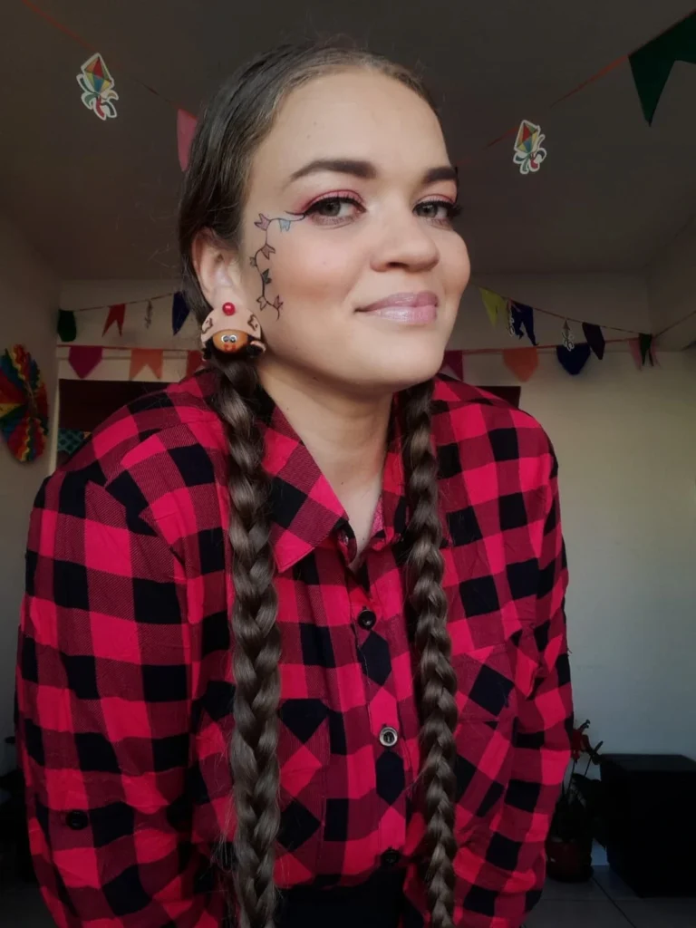 Mulher branca com cabelo liso em penteado de trança para festa junina