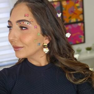 Mulher branca com cabelo liso em penteado de trança para festa junina