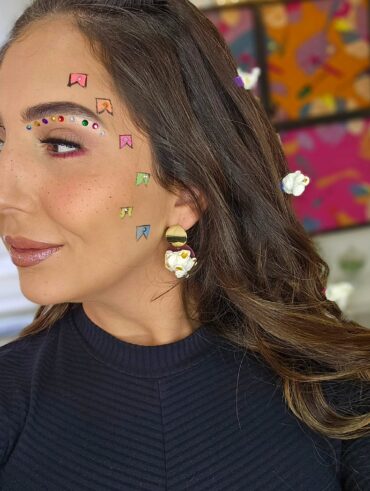 Mulher branca com cabelo liso em penteado de trança para festa junina