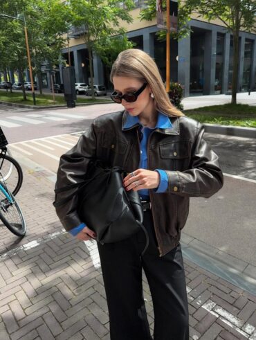 Jaqueta de couro com camisa azul