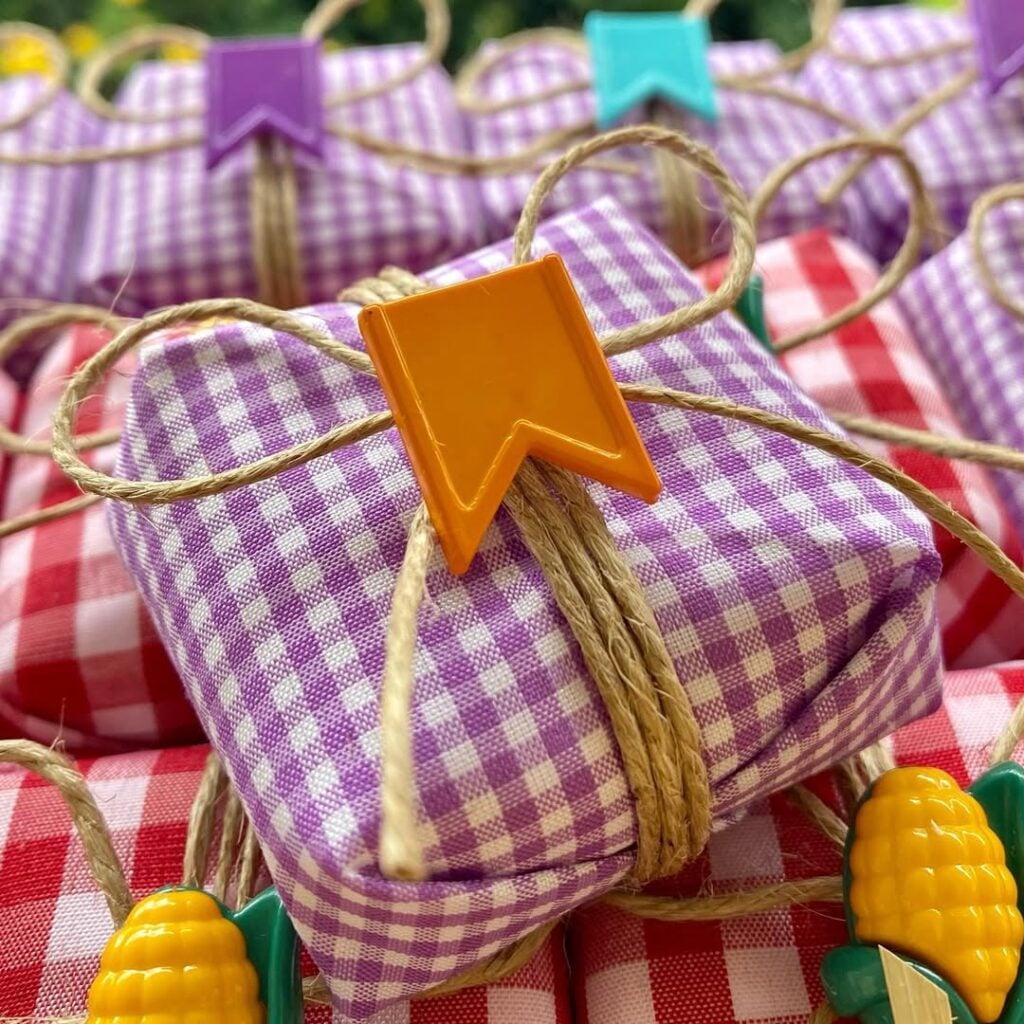 Embalagem xadrez para doce com uma bandeirinha e barbante