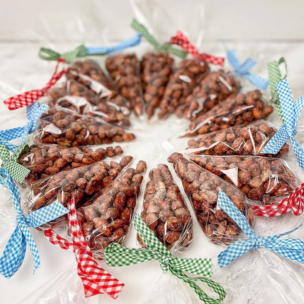 Cone com amendoim açucarado e laço xadrez