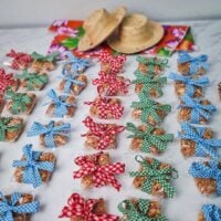Palha italiana em embalagem e laço xadrez