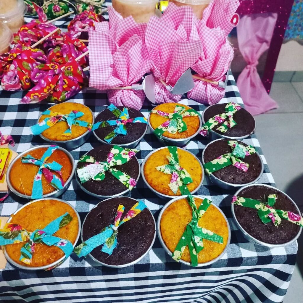 Mini bolos de chocolate e de cenoura com lacinho florido