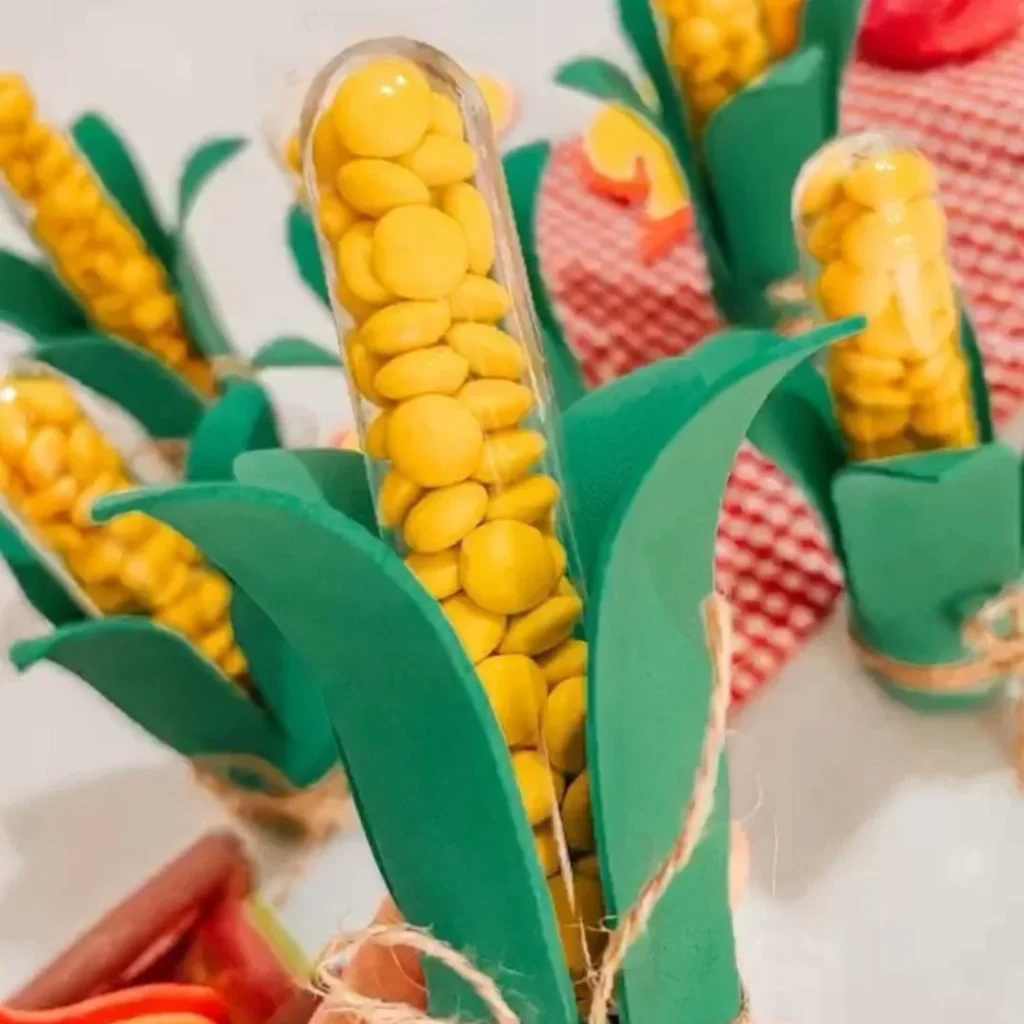 Espiga de milho fake feita com EVA, pote de plástico e drágeas de chocolate amarelo