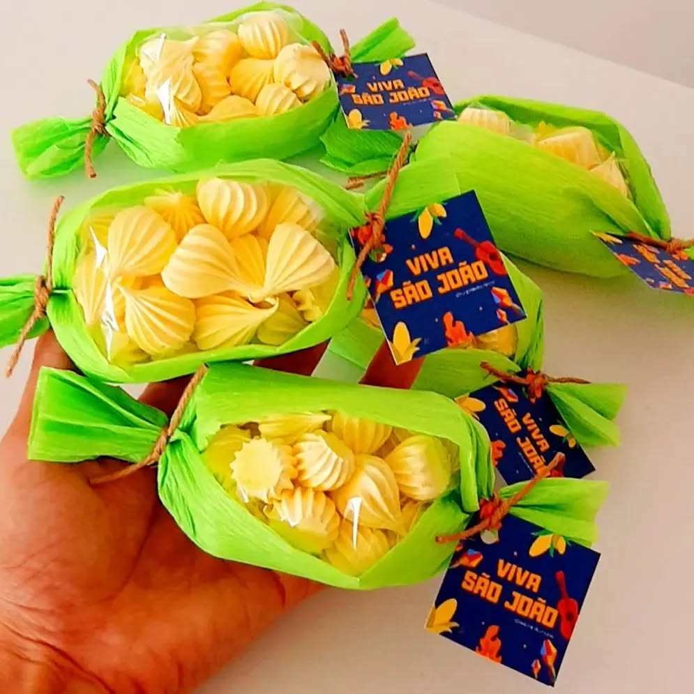 Suspiros embalados em papel crepom verde com barbante, imitando pamonha