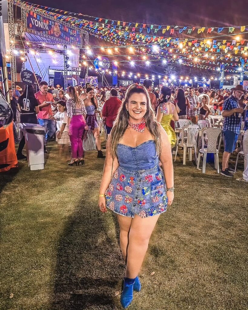Mulher de pele clara, com look de São João all jeans