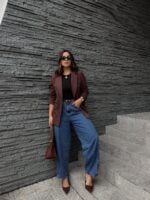 Look com blazer marrom e calça jeans