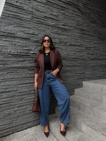 Look com blazer marrom e calça jeans