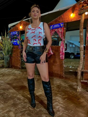 Look de São João feminino com blusa, bermuda e bota de cano longo